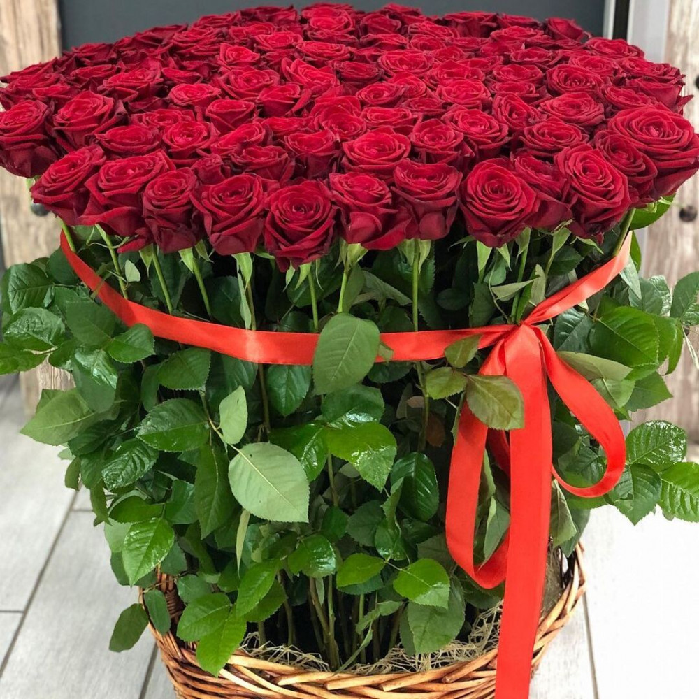 Букет цветов «101 роза в корзине»