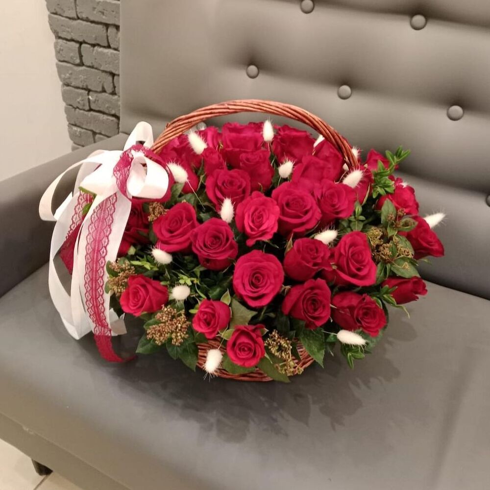 Букет цветов «51 красная роза в корзине»