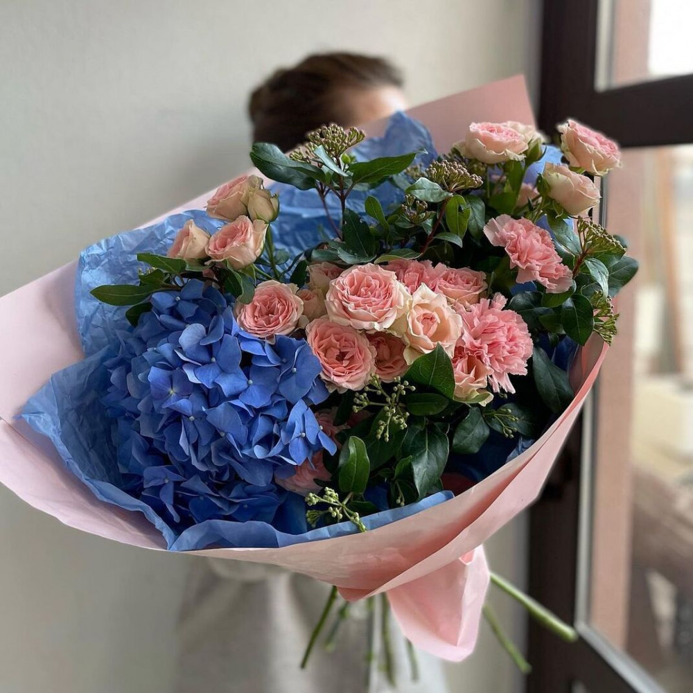 Букет цветов «Голубая гортензия и пионовидные розы»
