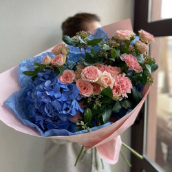 Голубая гортензия и пионовидные розы