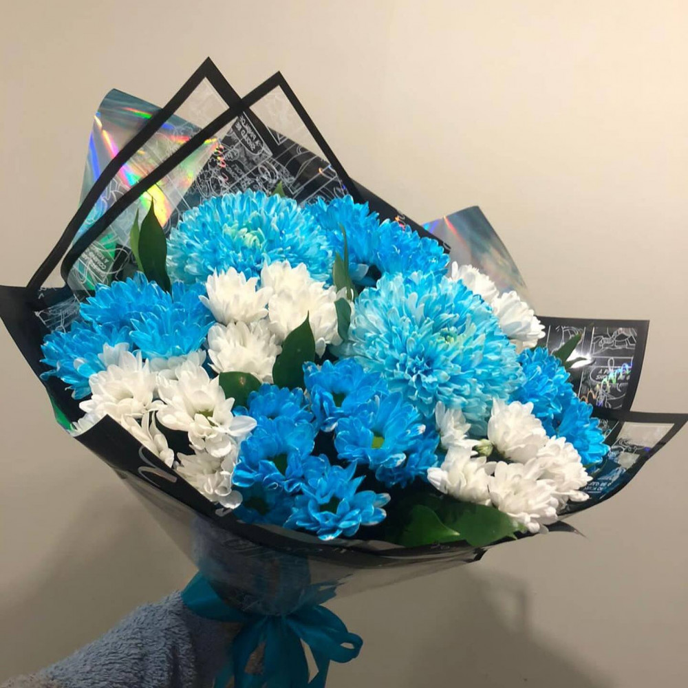 Букет цветов «Букет из синих и белых хризантем»