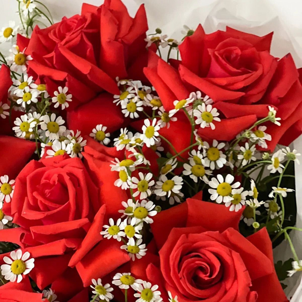 Букет цветов «Букет из ромашек и красных роз» - фото 2