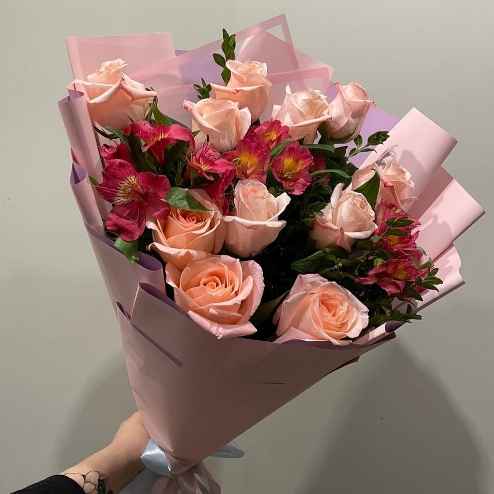 Букет цветов «Букет из кремовых роз и альстромерий»