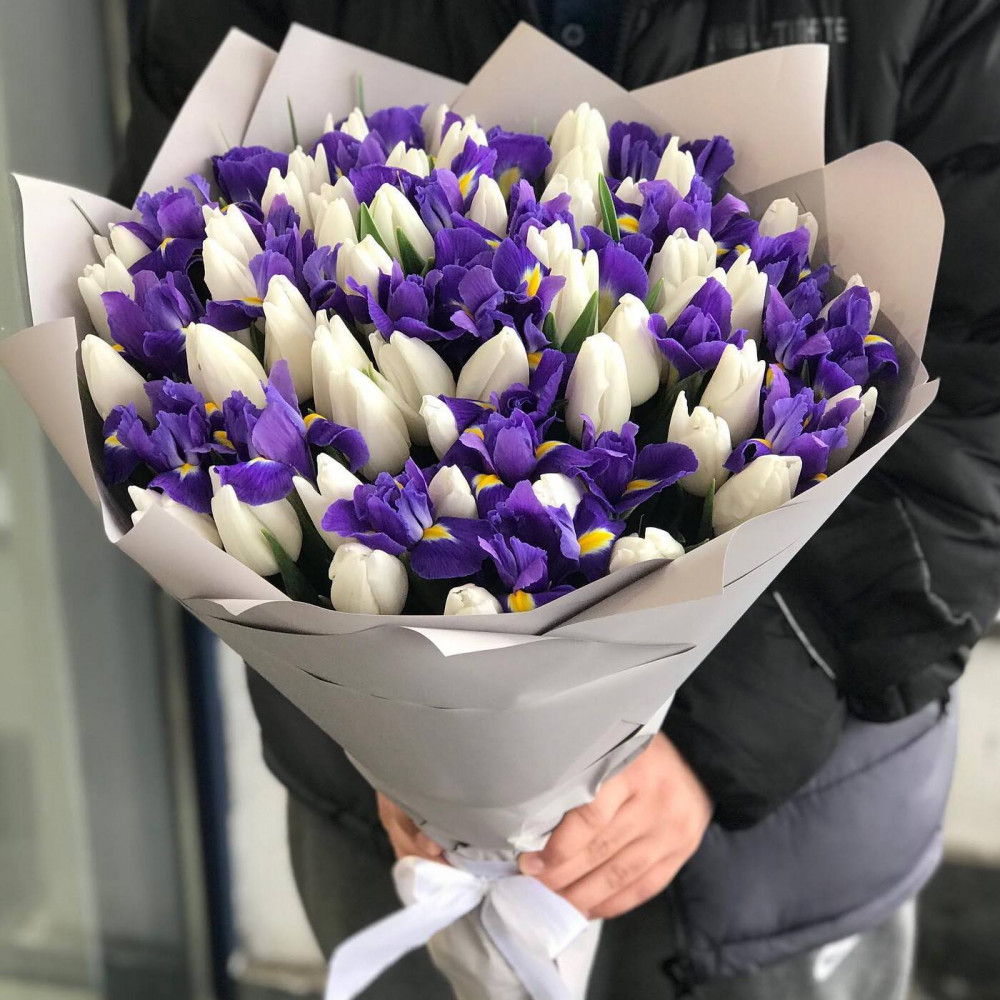 Букет цветов «Букет из ирисов и белых тюльпанов» - фото 2