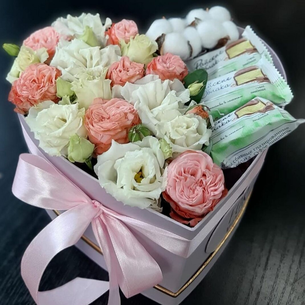 Букет цветов «Коробка сердце с конфетами» - фото 2