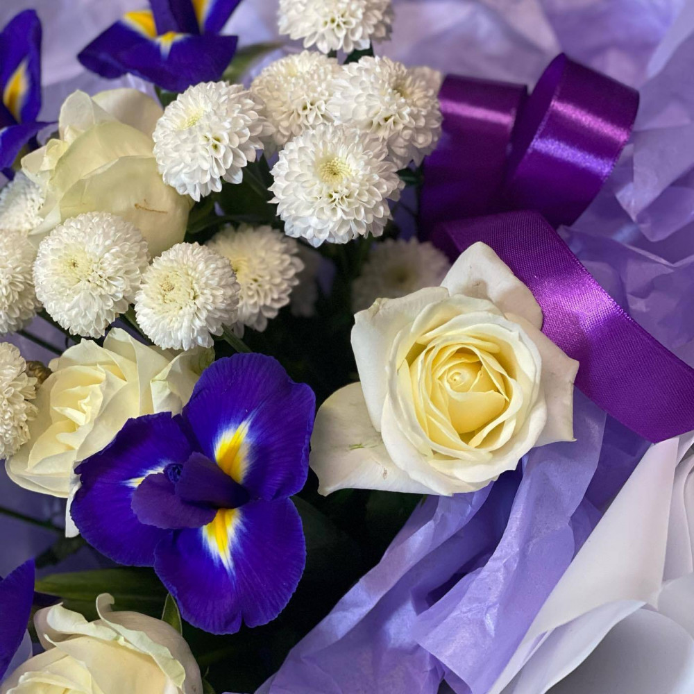 Букет цветов «Букет из хризантем, ирисов и роз» - фото 2