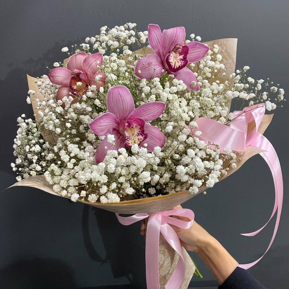 Букет цветов «Гипсофилы и орхидеи»