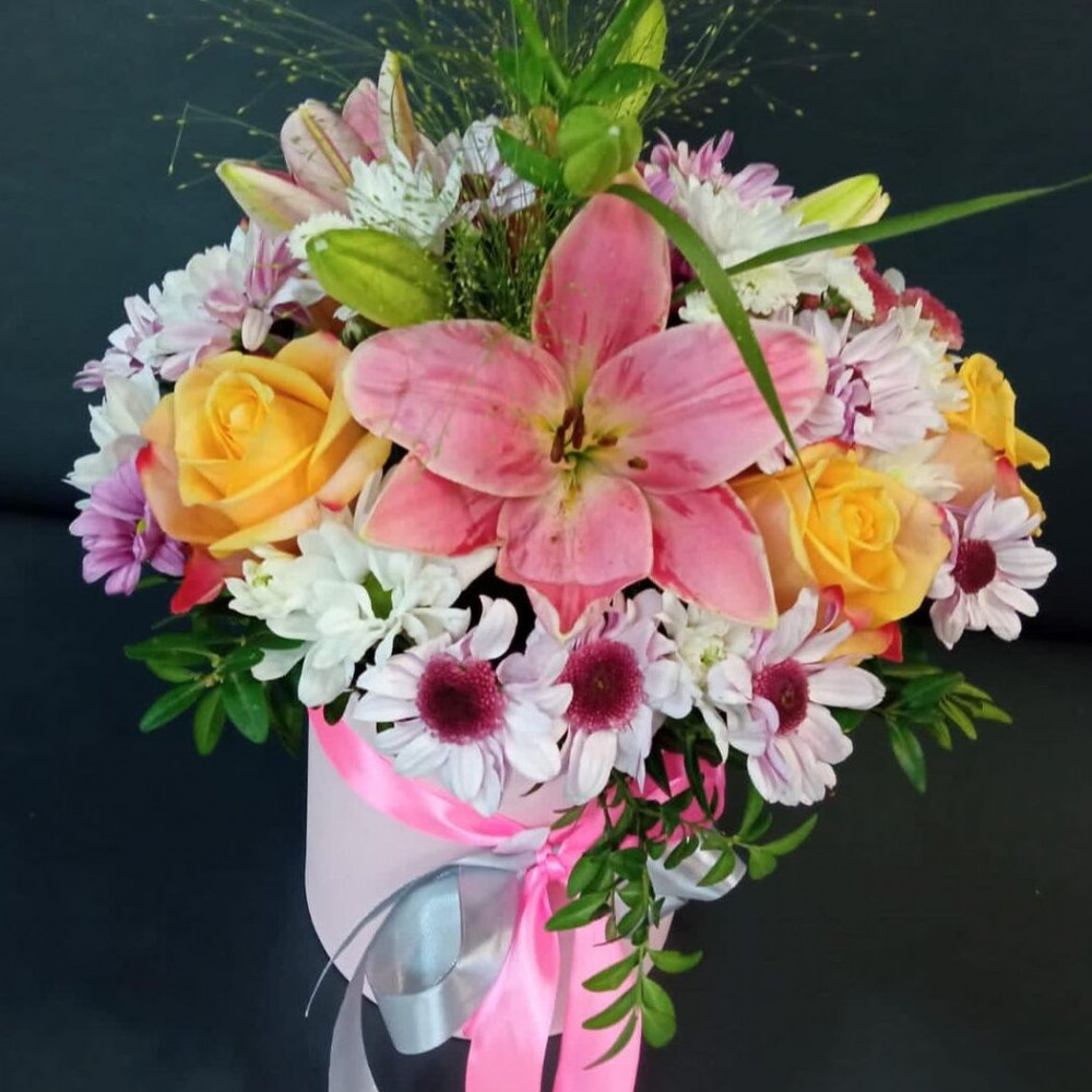 Букет цветов «Лилии и хризантемы в шляпной коробке» - фото 2