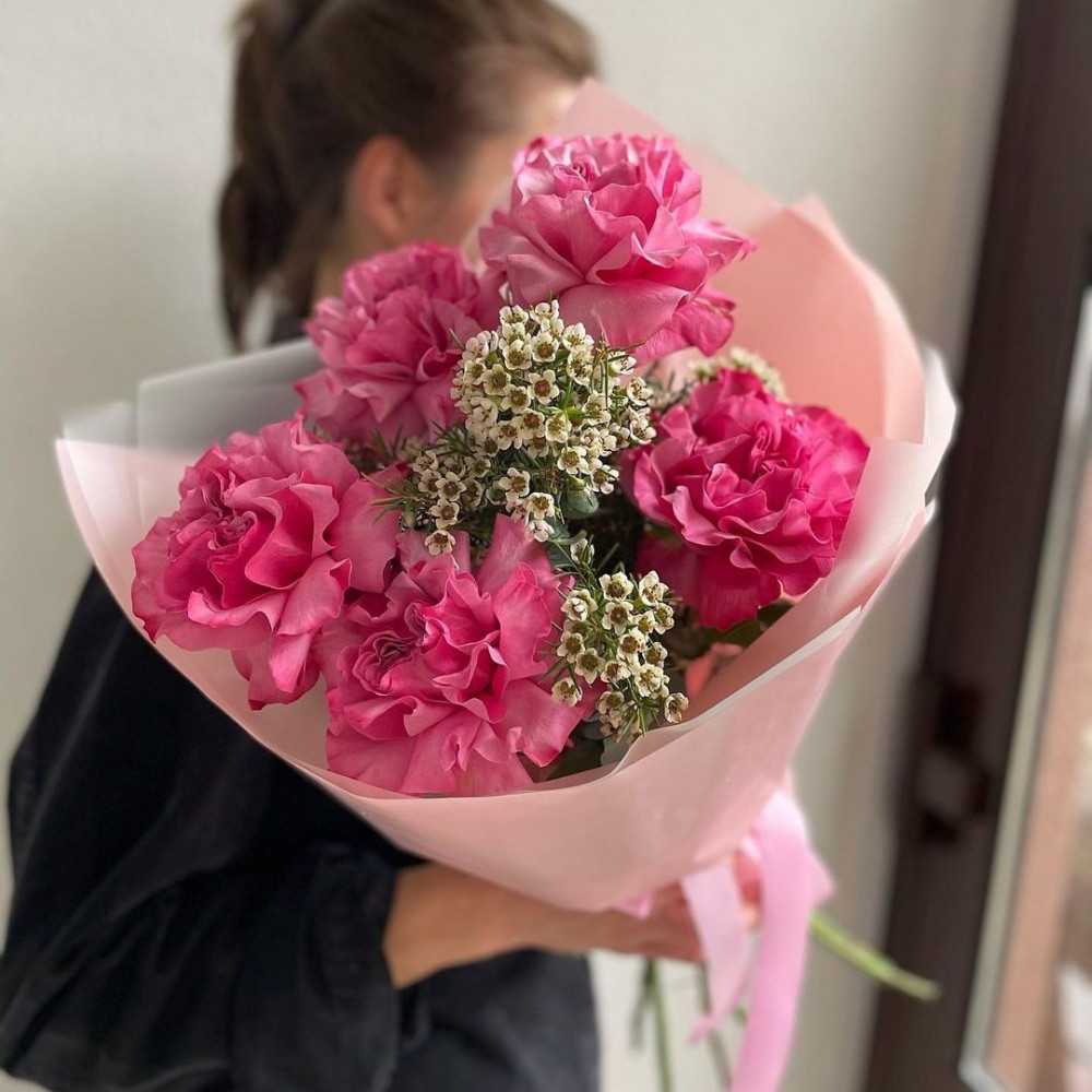 Букет цветов «Ажурная роза с эвкалиптом»