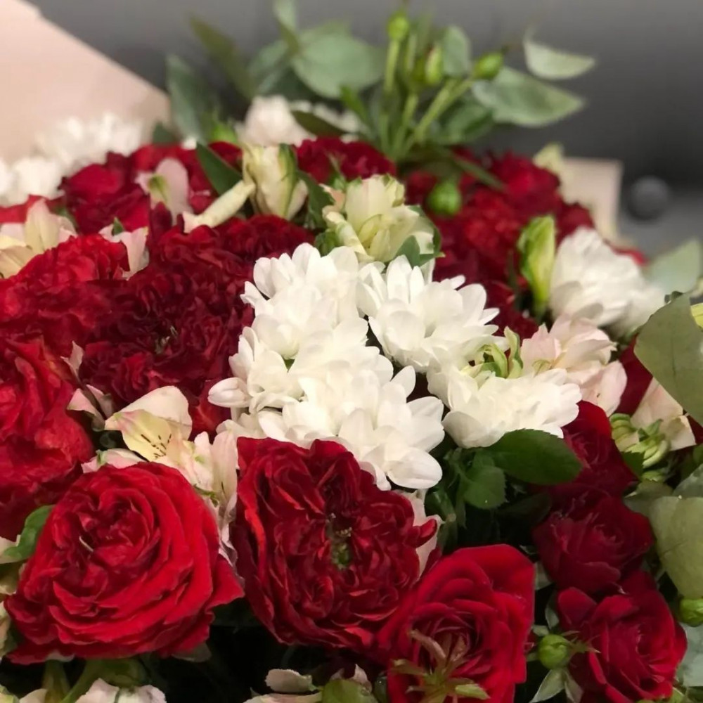 Букет цветов «Букет из пионовидных роз, альстромерии и хризантем» - фото 3