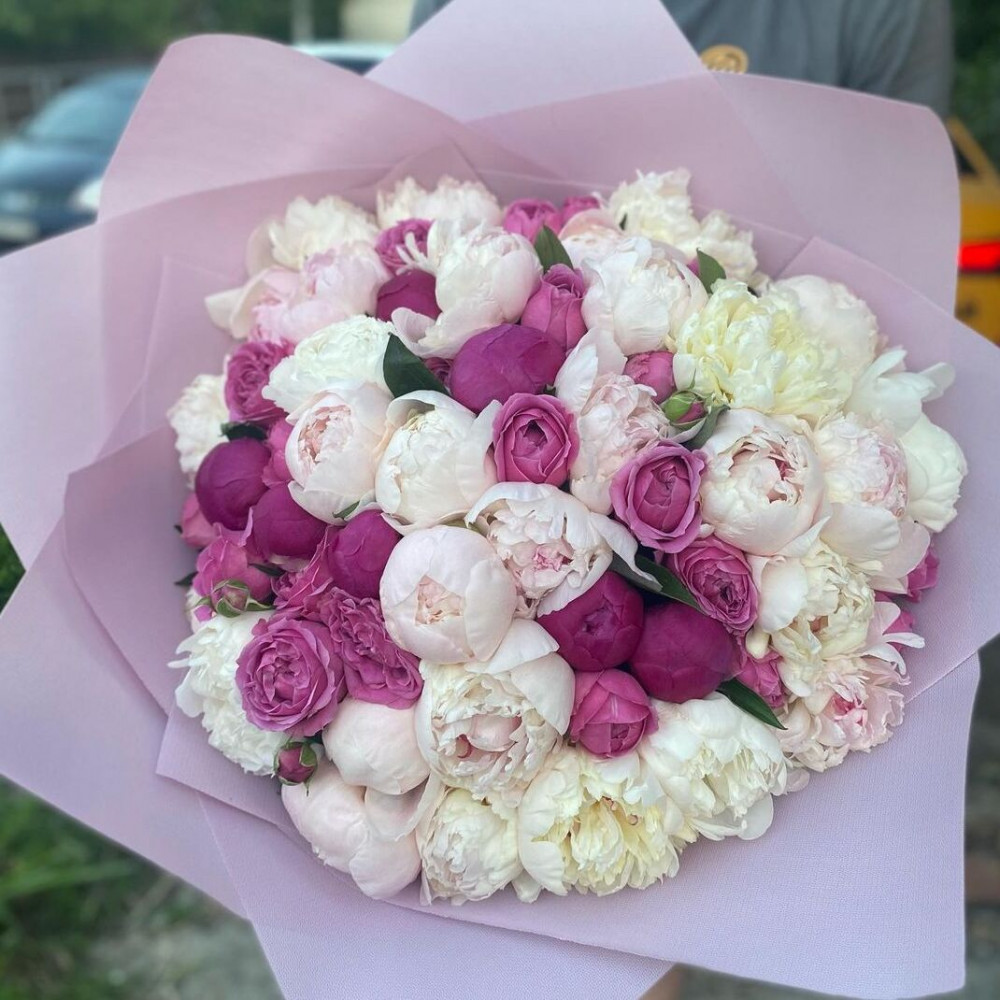 Букет цветов «Букет из розовых роз и белых пионов»