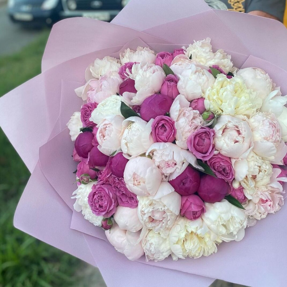 Букет цветов «Букет из розовых роз и белых пионов» - фото 2