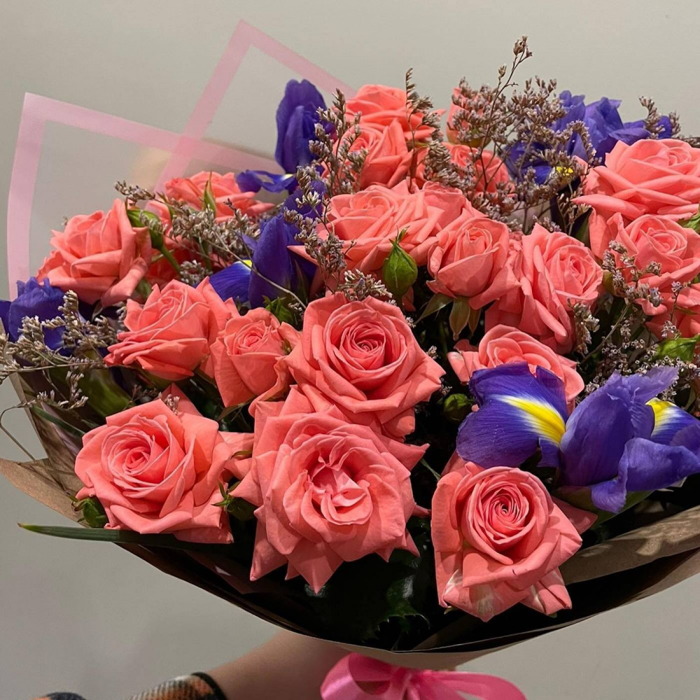 Букет цветов «Букет из розовой кустовая розы и ирисов» - фото 2
