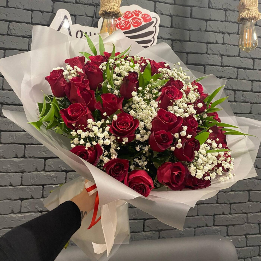 Букет цветов «Букет из красных роз и белой гипсофилы»