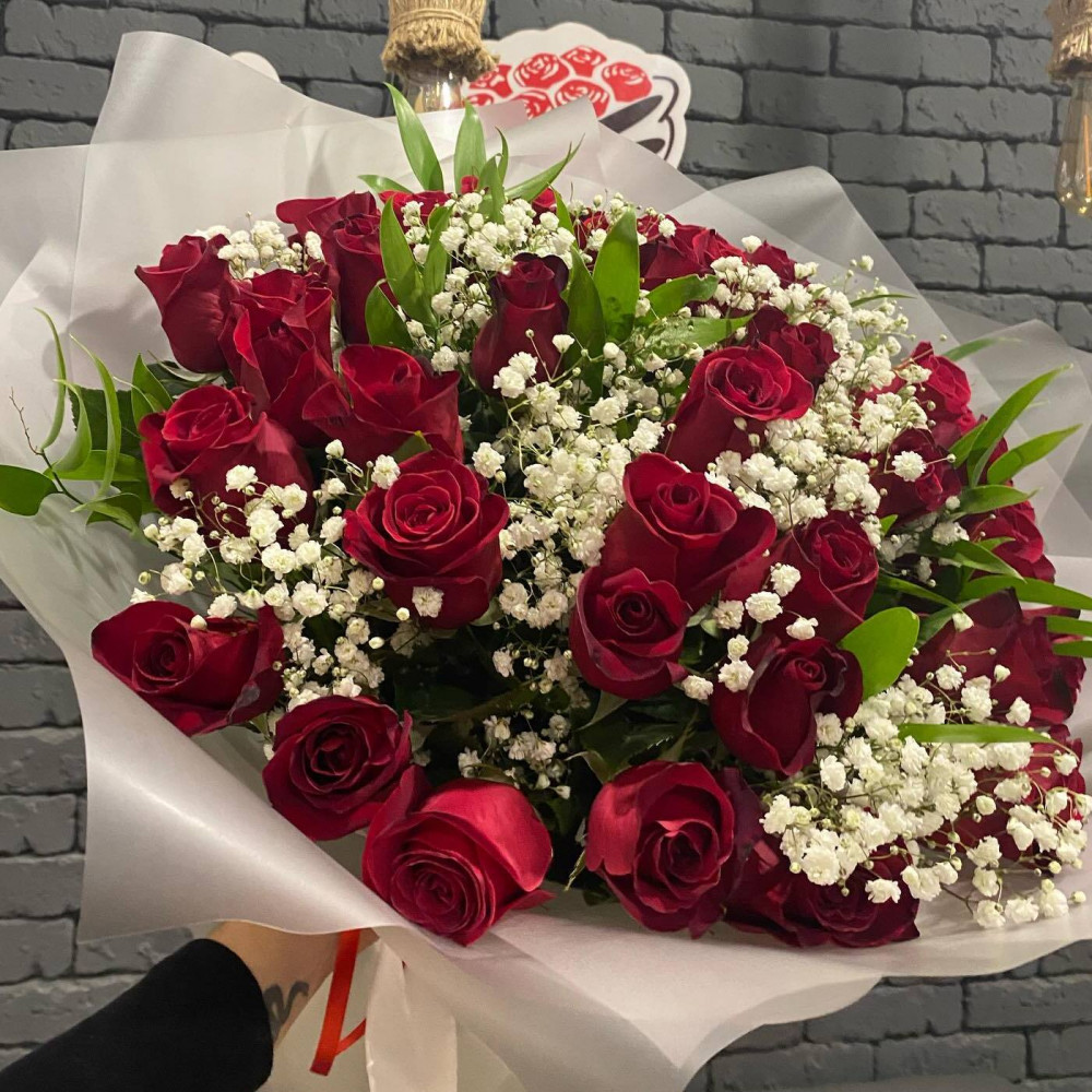 Букет цветов «Букет из красных роз и белой гипсофилы» - фото 2