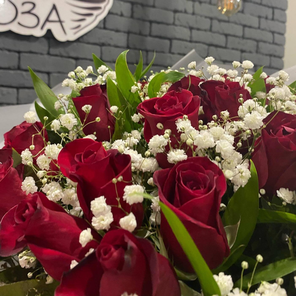 Букет цветов «Букет из красных роз и белой гипсофилы» - фото 3