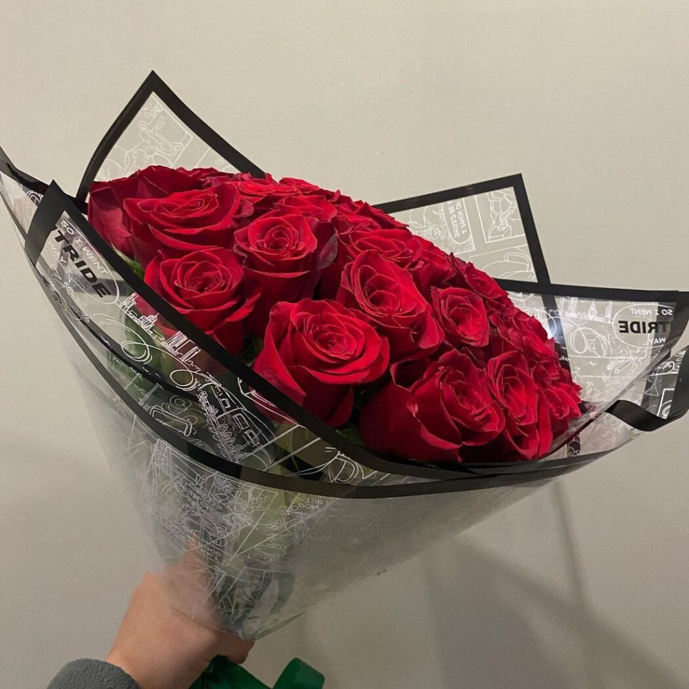 Букет цветов «Красные розы в черной упаковке»
