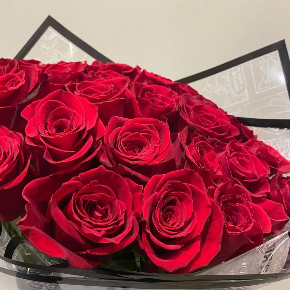 Букет цветов «Красные розы в черной упаковке» - фото 2