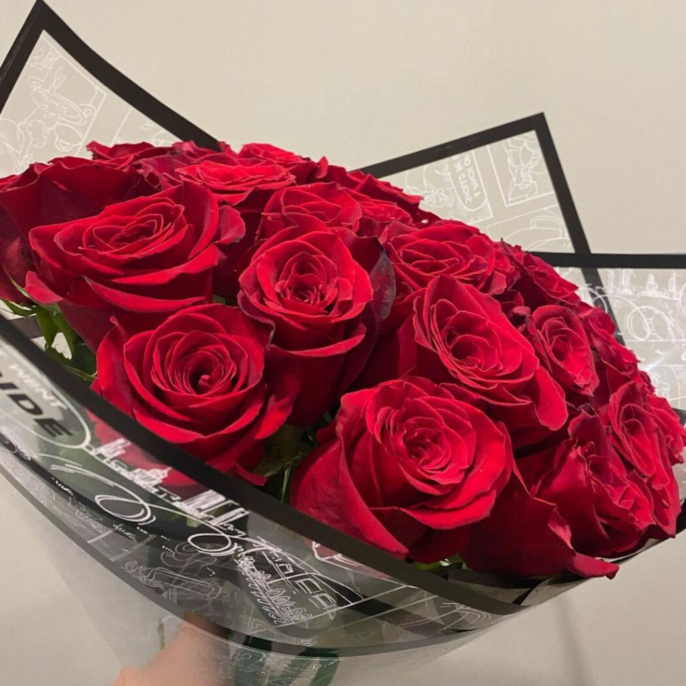 Букет цветов «Красные розы в черной упаковке» - фото 3