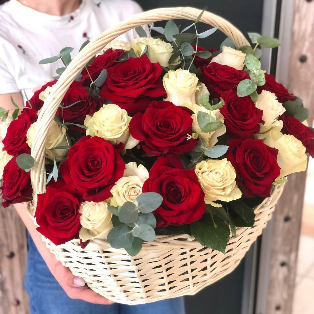 Букет цветов «Красные и белые розы в корзине»