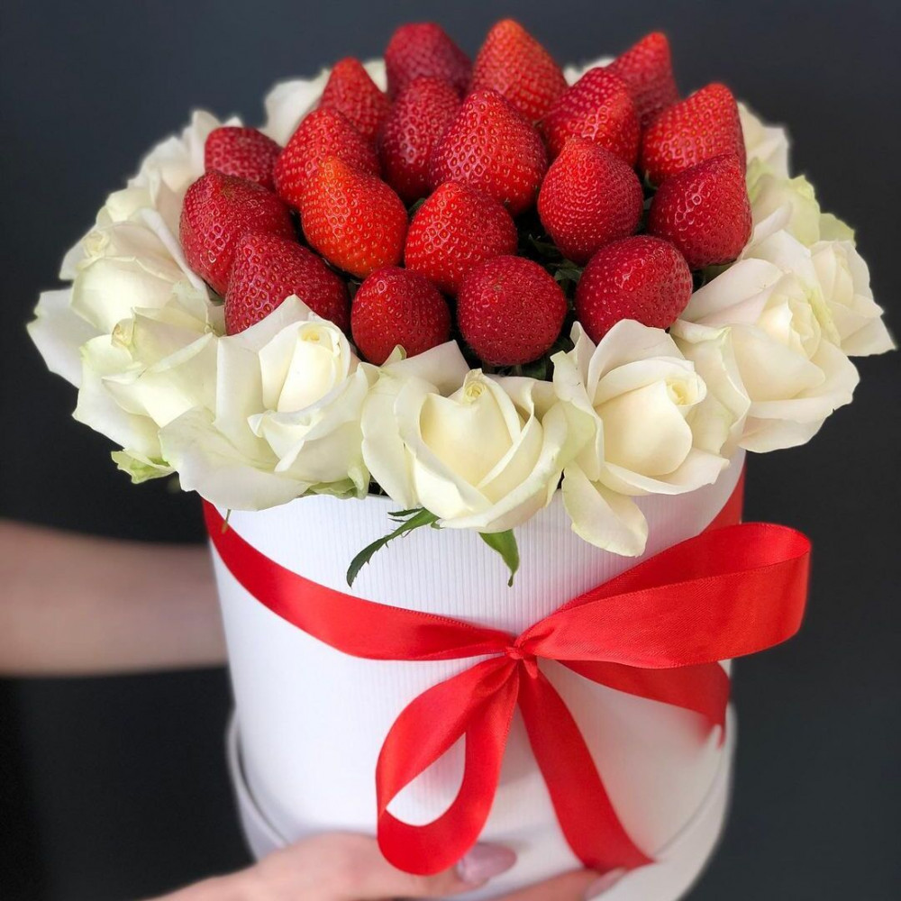 Букет цветов «Клубника с белыми розами»