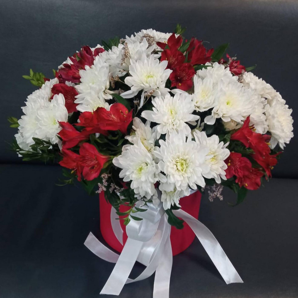 Букет цветов «Белая хризантема с альстромерией в коробке» - фото 2