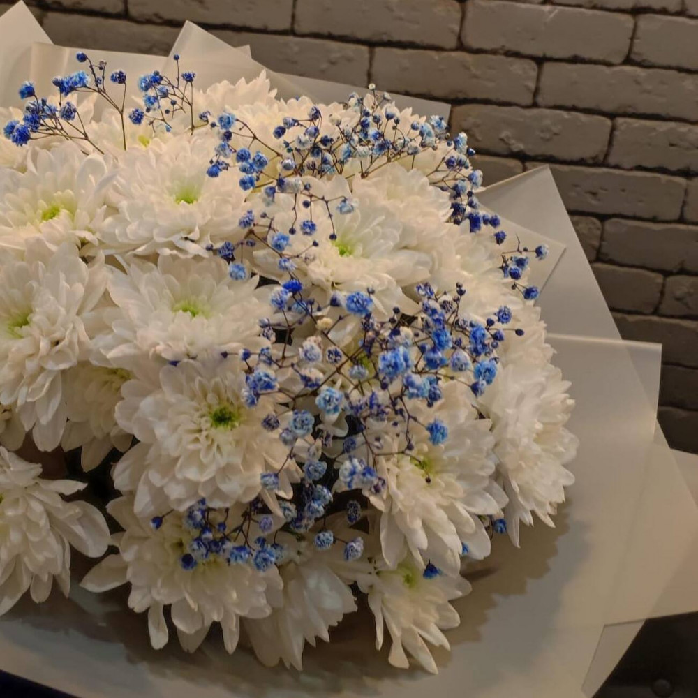 Букет цветов «Букет из белых хризантем и гипсофилы» - фото 2
