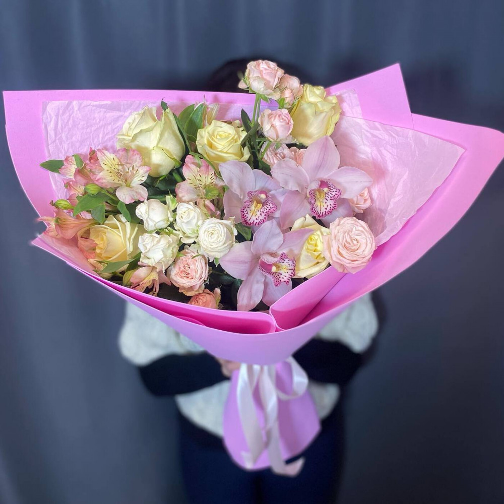 Букет цветов «Белые розы и орхидеи»