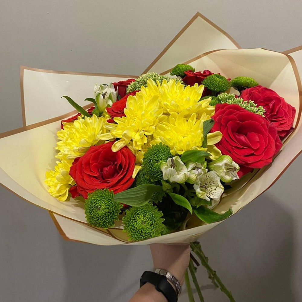 Букет цветов «Букет из желтых хризантем и красных роз»