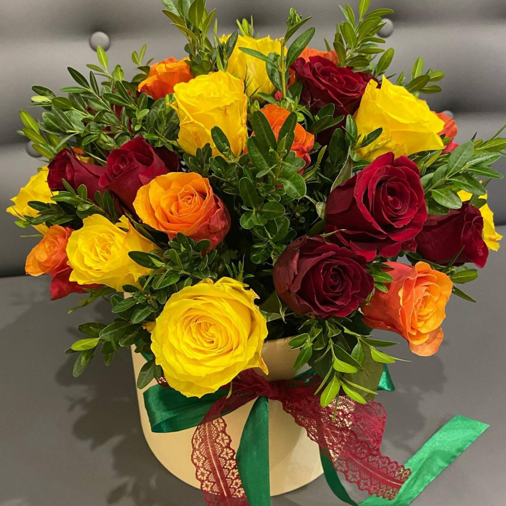 Букет цветов «Желтые и красные розы в шляпной коробке»